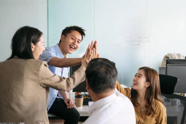 如何通过体育培训课程改善学员的体能水平(图1)